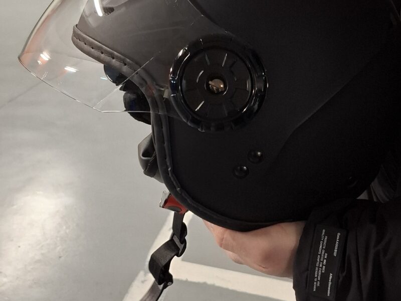 Casco negro.