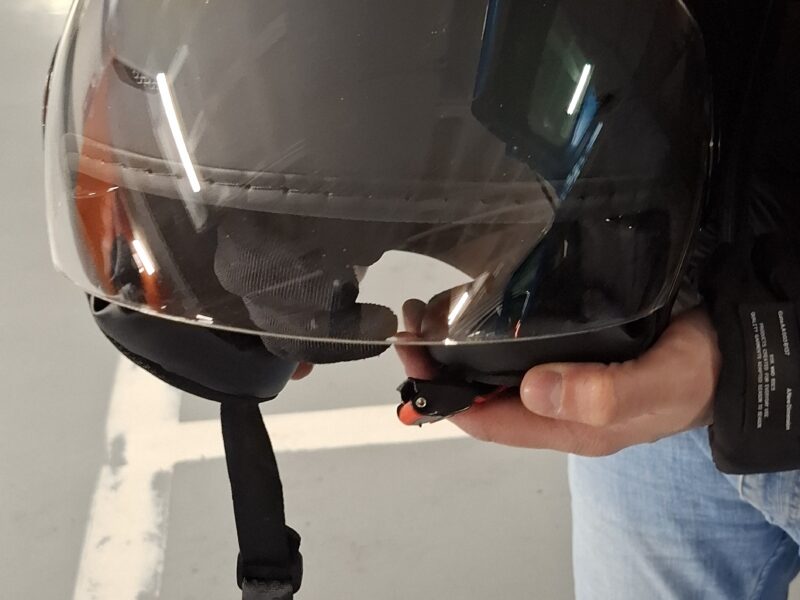 Casco negro.