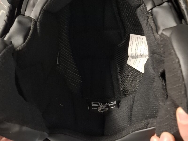 Casco negro.