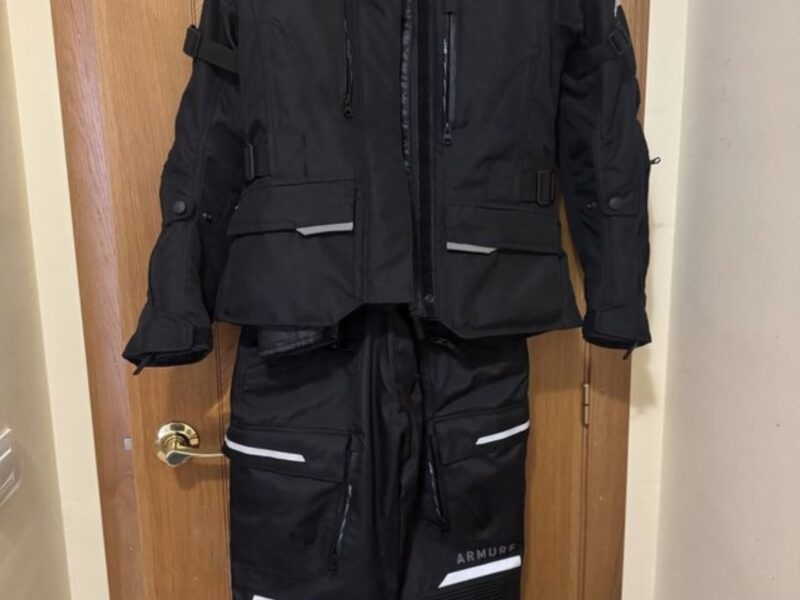 Chaqueta y Pantalón ARMURE Talla M. Usado 1 vez.