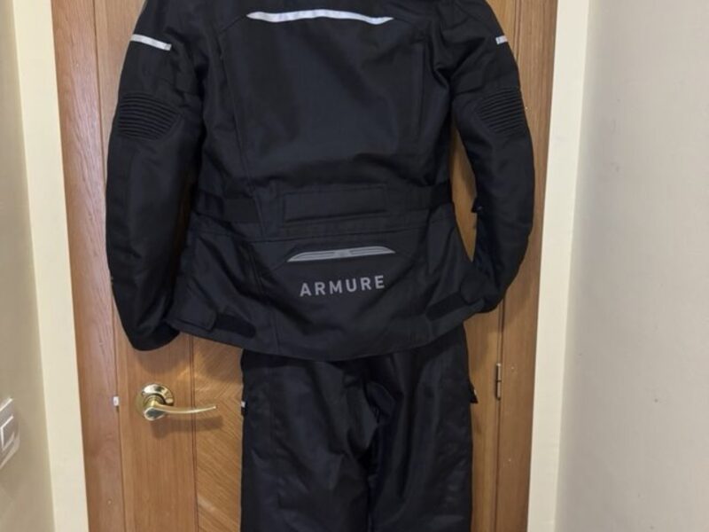 Chaqueta y Pantalón ARMURE Talla M. Usado 1 vez.